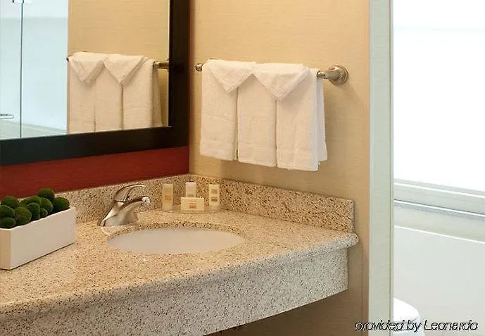 Courtyard By Marriott Downtown Hotel