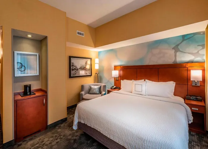 Courtyard By Marriott Downtown