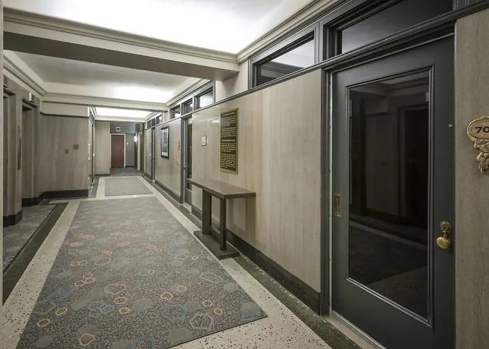 Courtyard By Marriott Downtown Hotel