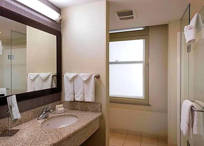 Courtyard By Marriott Downtown Hotel