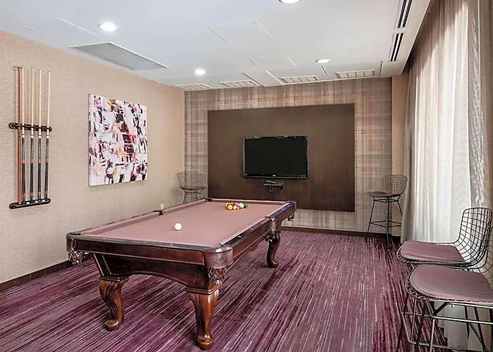 Courtyard By Marriott Downtown Hotel