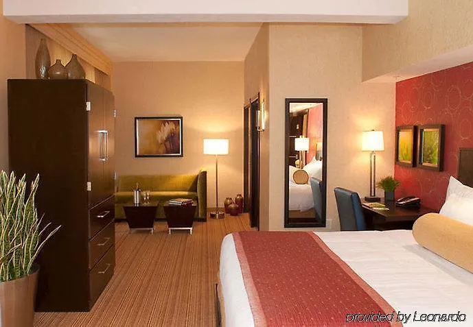 Courtyard By Marriott Downtown Hotel